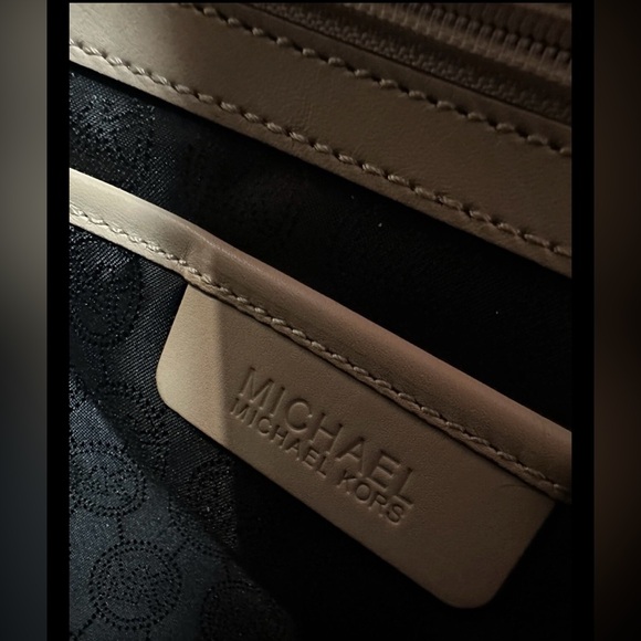 Michael Kors Lg Black Patent Leather Tote With Double Adjustable Beige Handles - Picture 8 of 14